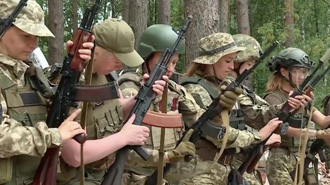 "Hexen von Butscha": Diese Kämpferinnen stellen sich gegen Putins Krieg