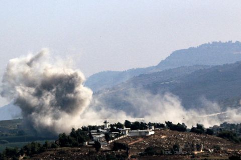Nach einem israelischen Angriff auf ein Dorf im Südlibanon steigt Rauch auf. Vielen Menschen in der Region sind aus Angst vor einem großen Krieg geflüchtet
