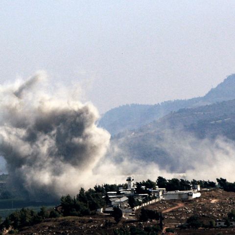 Nach einem israelischen Angriff auf ein Dorf im Südlibanon steigt Rauch auf. Vielen Menschen in der Region sind aus Angst vor einem großen Krieg geflüchtet