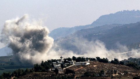Nach einem israelischen Angriff auf ein Dorf im Südlibanon steigt Rauch auf. Vielen Menschen in der Region sind aus Angst vor einem großen Krieg geflüchtet
