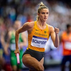 Alica Schmidt sprint beim Vorlauf der Frauen-Staffel über 4x400 Meter bei Olympia in Paris