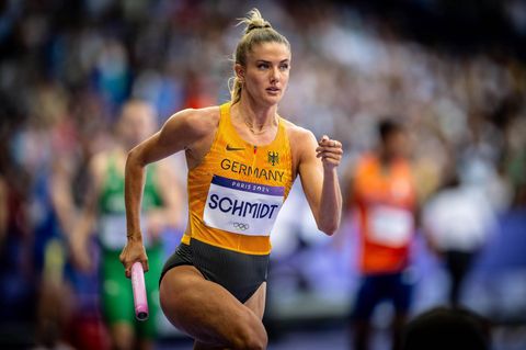 Alica Schmidt sprint beim Vorlauf der Frauen-Staffel über 4x400 Meter bei Olympia in Paris