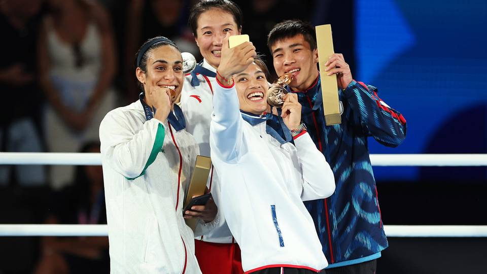 Olympisches Selfie v.l.n.r.: Imane Khelif (Gold), Yang Liu (Silber), Nien Chin Chen (Bronze) und Janam Suwannapheng (Bronze) 