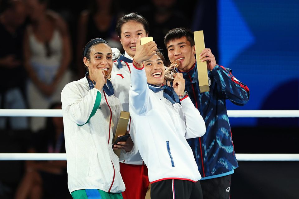 Olympisches Selfie von links nach rechts: Imane Khelif (Gold), Yang Liu (Silber), Nien Chin Chen (Bronze) und Janam Suwannapheng (Bronze) 