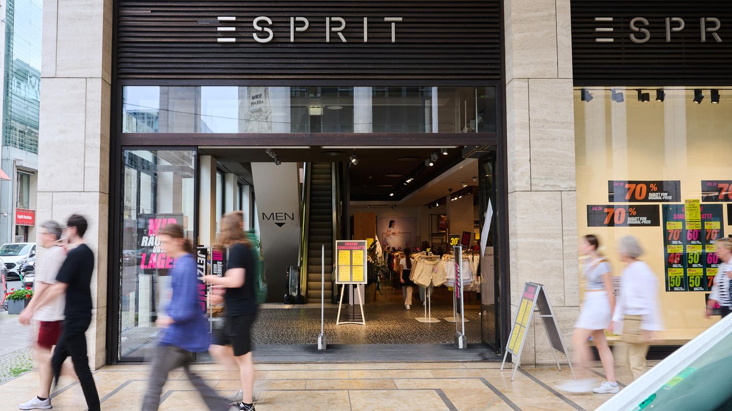 Leere Filiale der Marke Esprit