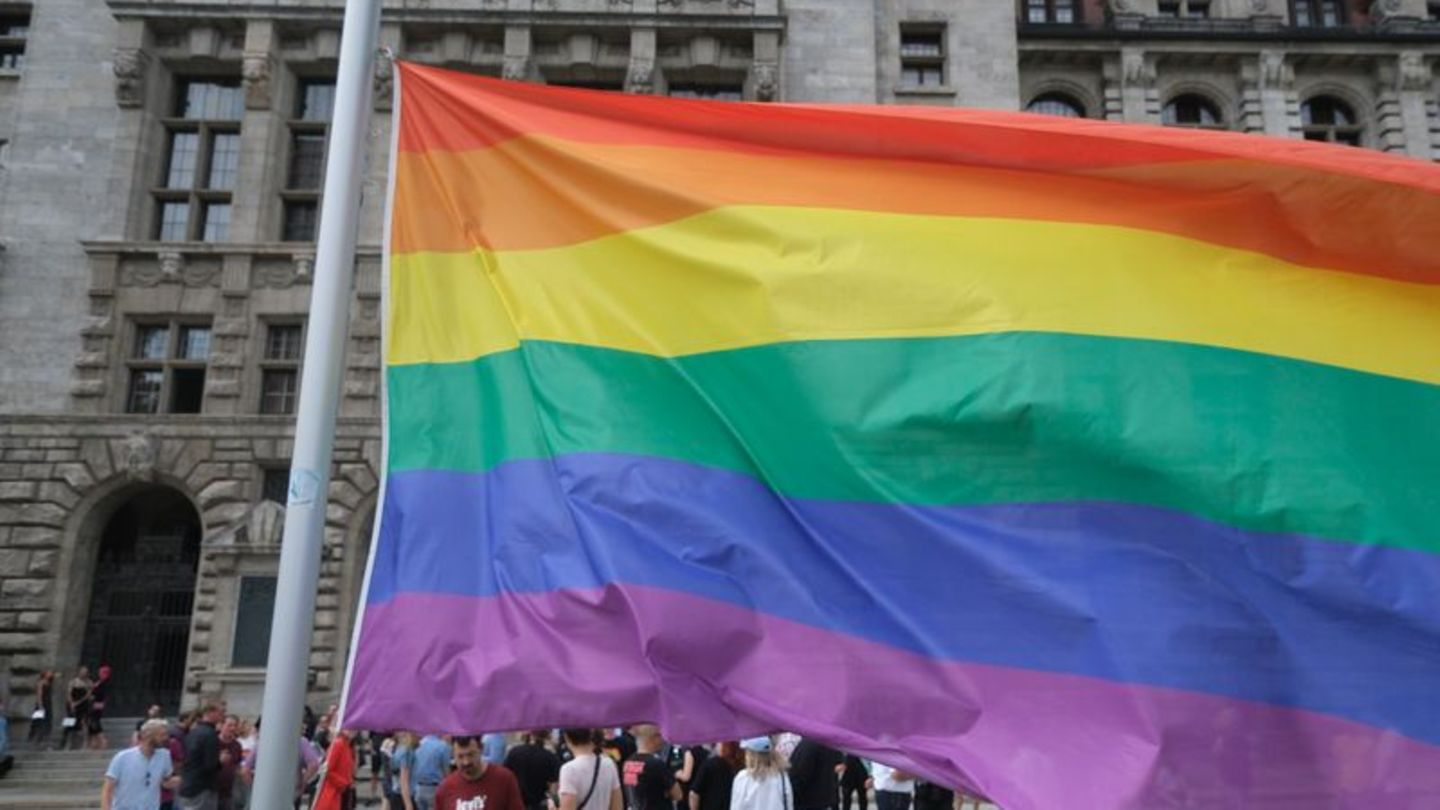 Sachsen: Rechte Proteste: Großer Polizeieinsatz beim CSD in Bautzen