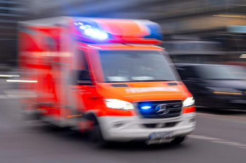 Rettungswagen fährt durch Berlin