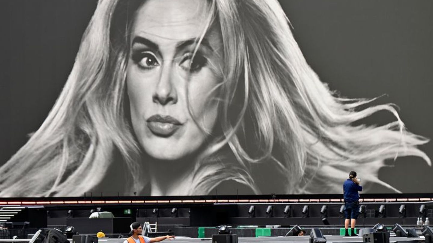 Adele in München: Adele verlobt? Popstar macht Andeutungen auf der Bühne