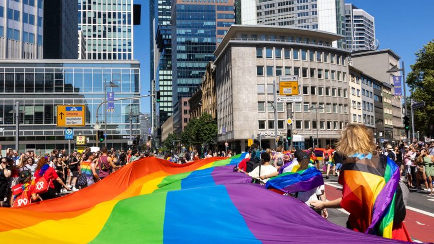 Bunte Demo: 13.000 Menschen demonstrieren beim CSD in Frankfurt