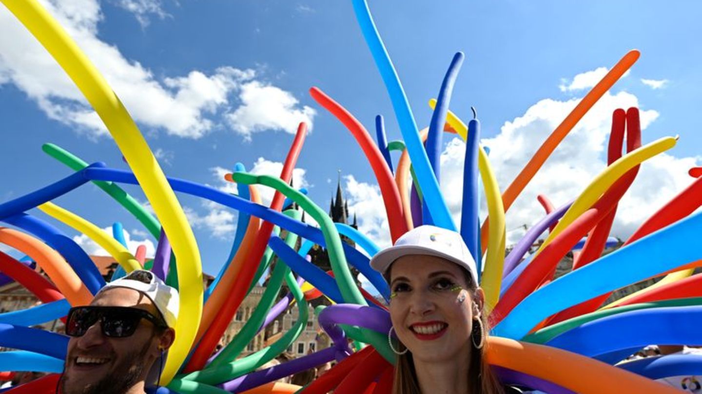 Keine Zwischenfälle: Zehntausende feiern bei Regenbogenparade in Prag