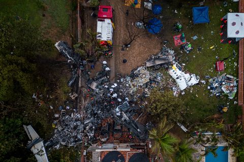 Trümmer der verunglückten Passagiermaschine im brasilianischen Bundesstaat São Paulo