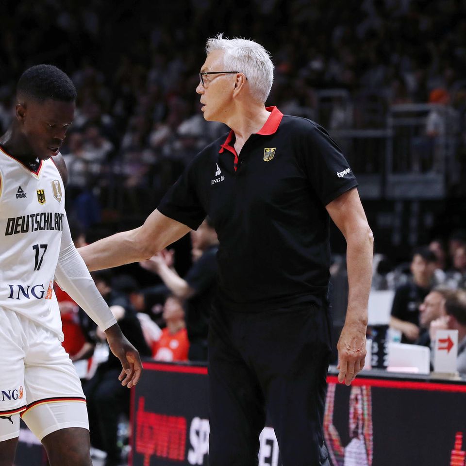 Basketball-Bundestrainer Gordon Herbert nimmt Dennis Schröder vom Feld bei einem Spiel bei Olympia in Paris