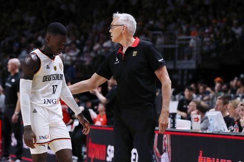Basketball-Bundestrainer Gordon Herbert nimmt Dennis Schröder vom Feld bei einem Spiel bei Olympia in Paris