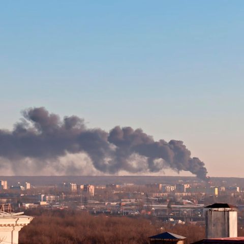 Racuhwolken ziehen über Krusk in der russisch-ukrainischen Grenzregion hinweg