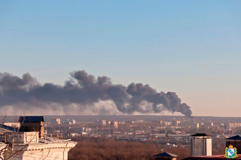 Racuhwolken ziehen über Krusk in der russisch-ukrainischen Grenzregion hinweg