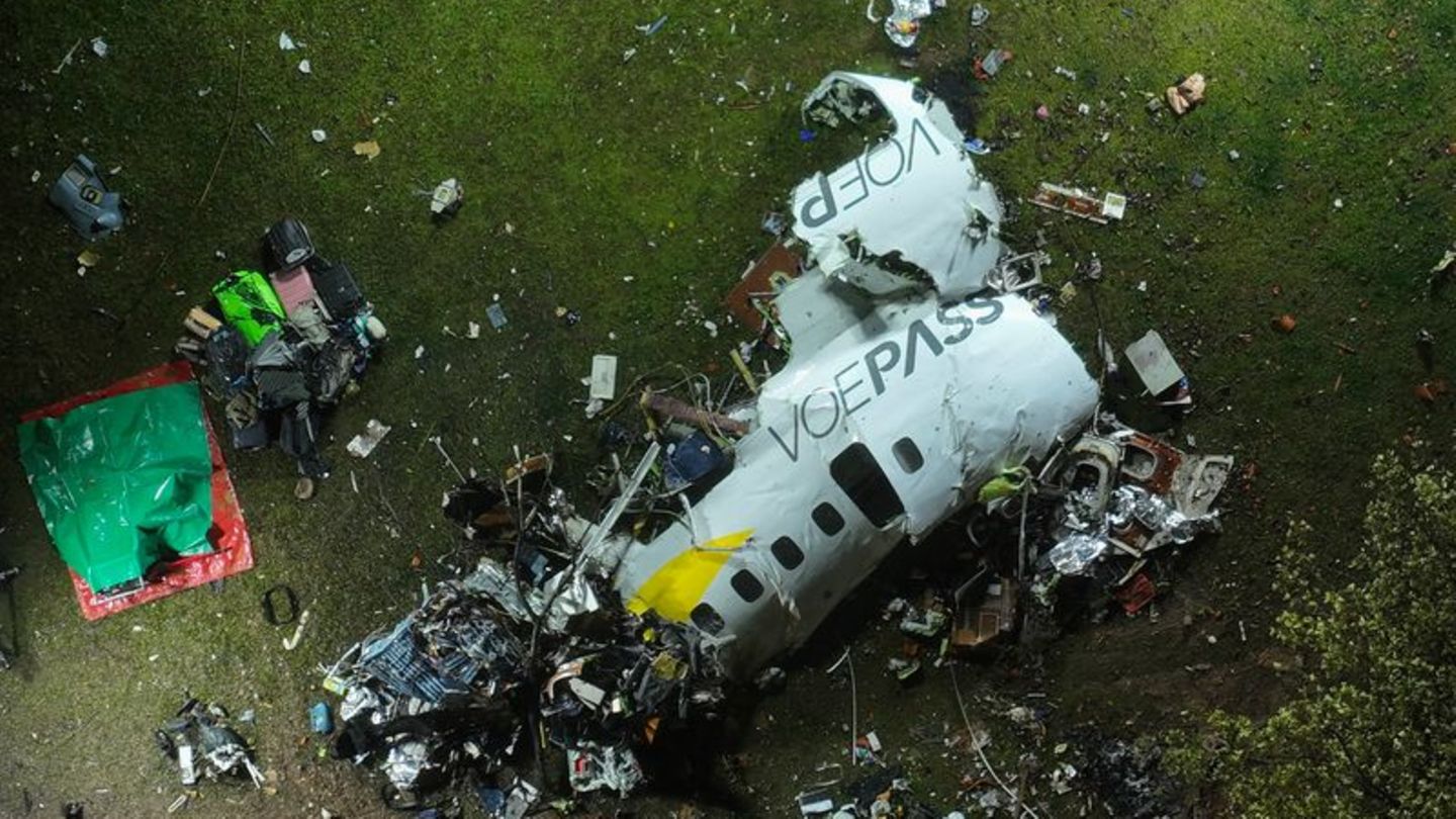 In Wohngebiet gestürzt: Bergungsarbeiten nach Flugzeugabsturz in Brasilien