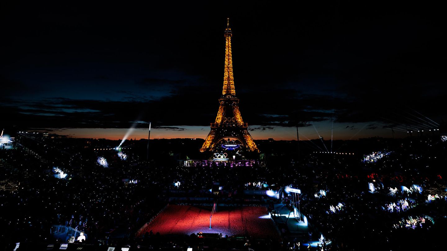 Beachvolleyball unterm Eiffelturm Der Eiffelturm leuchtet über der olympischen Beachvolleyballarena