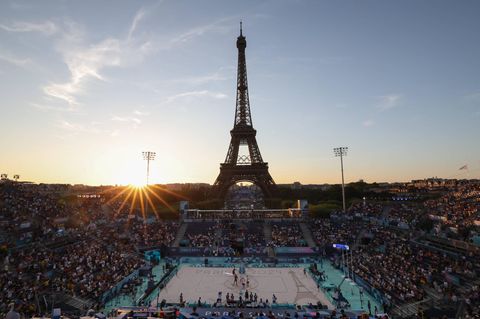 Die Sonne geht hinter der olympischen Beachvolleyballarena am Eiffelturm in Paris unter
