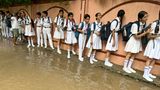 Indien kämpft zuletzt immer wieder mit Hochwasser und starken Regenfällen. Im nördlichen Gurugram stehen aktuell die Straßen unter Wasser – und Schüler müssen sich mit ihren sauberen Uniformen einen möglichst trockenen Weg zum Klassenraum bahnen. Anwohner beschweren sich, dass die Regenwasserabflüsse mit Müll und Plastik verstopft seien.
