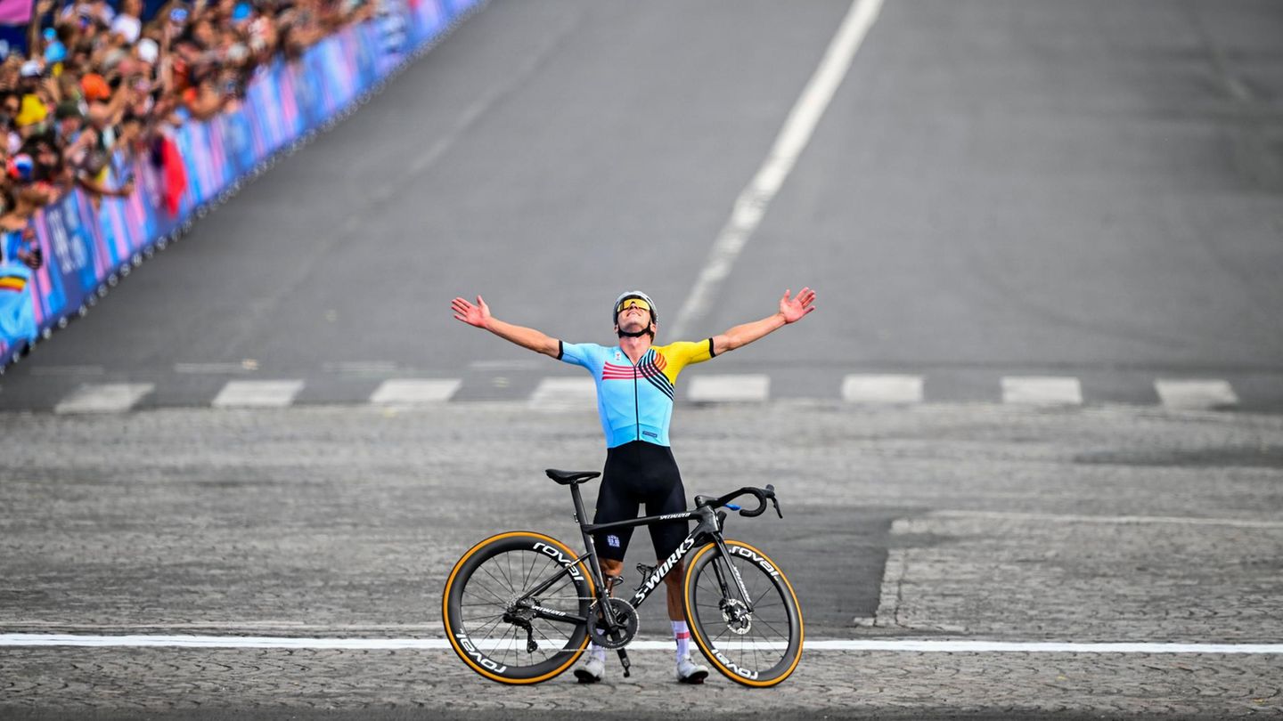 Zeit satt: Weil der Belgier Remco Evenepoel beim Radrennen weit vor allen anderen ins Ziel rollte, ließ er sich die Chance nicht nehmen, auf freier Bahn die Siegerpose einzunehmen. 