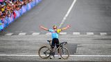 Zeit satt: Weil der Belgier Remco Evenepoel beim Radrennen weit vor allen anderen ins Ziel rollte, ließ er sich die Chance nicht nehmen, auf freier Bahn die Siegerpose einzunehmen. 