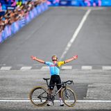 Zeit satt: Weil der Belgier Remco Evenepoel beim Radrennen weit vor allen anderen ins Ziel rollte, ließ er sich die Chance nicht nehmen, auf freier Bahn die Siegerpose einzunehmen. 
