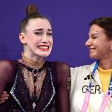 Emotionales Gold für Darja Varfolomeev: Nach schier unglaublichen Leistungen auf der Matte überzeugte die 17 Jährige die Jury und holte sich den Sieg. Ganz offensichtlich konnte die Sportgymnastin ihr Glück zunächst kaum fassen. Kein Wunder: Sie nahm zum ersten Mal an den Olympischen Spielen teil und gewann die erste Goldmedaille für Deutschland in dieser Disziplin überhaupt