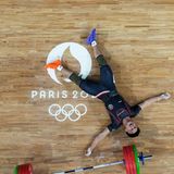 Gold für Rizki Juniansyah – beim Gewichtheben (73 Kilogramm) gewann der Indonesier und war danach sichtlich geplättet. Ob vom Gewicht oder dem Sieg? Wahrscheinlich beides