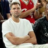 Das hat sich Dirkules wohl anders vorgestellt: Beim Spiel der deutschen Mannschaft musste Dirk Nowitzki mit ansehen, wie das Team eigentlich nur dem Rückstand nachlief und letztlich auch verlor