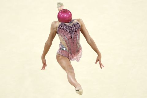 Jetzt nicht den Kopf verlieren: Sofia Raffaeli aus Italien geht es gut, ihr Kopf wurde während der rhythmischen Sportgymnastik nicht durch einen Ball ersetzt. Sie trägt ihn hier lediglich kurz auf dem Hals, der Kopf ist weit nach hinten gestreckt – ein wahrlich gelungenes Foto