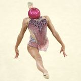 Jetzt nicht den Kopf verlieren: Sofia Raffaeli aus Italien geht es gut, ihr Kopf wurde während der rhythmischen Sportgymnastik nicht durch einen Ball ersetzt. Sie trägt ihn hier lediglich kurz auf dem Hals, der Kopf ist weit nach hinten gestreckt – ein wahrlich gelungenes Foto