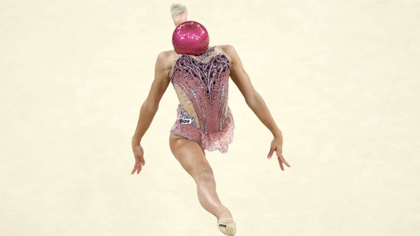 Olympia 2024: Jetzt nicht den Kopf verlieren: Sofia Raffaeli aus Italien geht es gut, ihr Kopf wurde während der rhythmischen Sportgymnastik nicht durch einen Ball ersetzt. Sie trägt ihn hier lediglich kurz auf dem Hals, der Kopf ist weit nach hinten gestreckt – ein wahrlich gelungenes Foto Jetzt nicht den Kopf verlieren: Sofia Raffaeli aus Italien geht es gut, ihr Kopf wurde während der rhythmischen Sportgymnastik nicht durch einen Ball ersetzt. Sie trägt ihn hier lediglich kurz auf dem Hals, der Kopf ist weit nach hinten gestreckt – ein wahrlich gelungenes Foto
