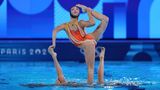 Synchronschwimmen ist tendenziell immer ein etwas merkwürdiger Anblick – manchmal mehr, manchmal weniger. Gesichter auf den Badekappen machen es jedenfalls nicht leichter, sich trotz toller sportlicher Leistungen das Schmunzeln zu verkneifen