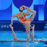 Synchronschwimmen ist tendenziell immer ein etwas merkwürdiger Anblick – manchmal mehr, manchmal weniger. Gesichter auf den Badekappen machen es jedenfalls nicht leichter, sich trotz toller sportlicher Leistungen das Schmunzeln zu verkneifen