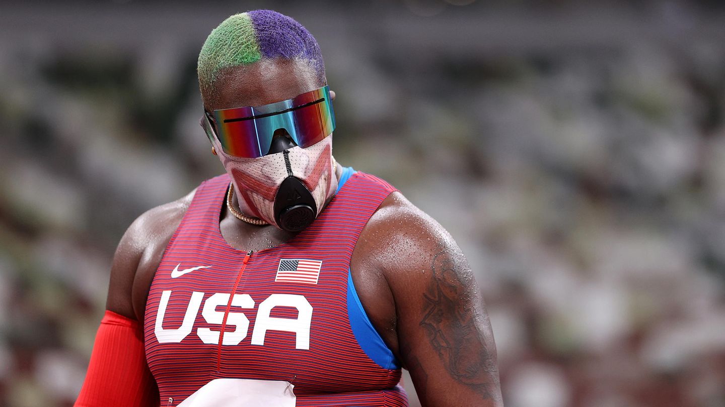 Olympia 2024: Die non-binäre Person Raven Saunders gewann beim Kugelstoßen zwar keine Medaille, zog aber mit wilden Masken die Aufmerksamkeit auf sich. Saunders gab an, sich während der Pandemie an das Tragen von Masken gewöhnt zu haben und machte sie kurzerhand zu seinem Erkennungsmerkmal. Mit den Masken schlüpft Raven Saunders nach eigenen Angaben in die Rolle des "Hulk", was die sportliche Leistung verbessern soll Die non-binäre Person Raven Saunders gewann beim Kugelstoßen zwar keine Medaille, zog aber mit wilden Masken die Aufmerksamkeit auf sich. Saunders gab an, sich während der Pandemie an das Tragen von Masken gewöhnt zu haben und machte sie kurzerhand zu seinem Erkennungsmerkmal. Mit den Masken schlüpft Raven Saunders nach eigenen Angaben in die Rolle des "Hulk", was die sportliche Leistung verbessern soll