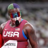 Die non-binäre Person Raven Saunders gewann beim Kugelstoßen zwar keine Medaille, zog aber mit wilden Masken die Aufmerksamkeit auf sich. Saunders gab an, sich während der Pandemie an das Tragen von Masken gewöhnt zu haben und machte sie kurzerhand zu seinem Erkennungsmerkmal. Mit den Masken schlüpft Raven Saunders nach eigenen Angaben in die Rolle des "Hulk", was die sportliche Leistung verbessern soll
