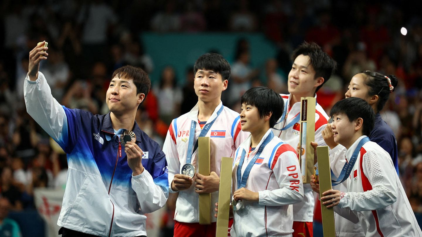 So geht Diplomatie: Nach einer Preisverleihung machte der Südkoreaner Jonghoon Lim ein Selfie für die Ewigkeit – nämlich nicht nur mit den chinesischen Teilnehmern, sondern auch mit den beiden Nordkoreanern Jong Sik Ri und Kum Yong Kim