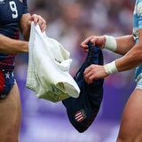 Muss man mögen: Nach dem Rugby-Spiel der USA gegen Argentinien tauschten Steve Tomasin und Rodrigo Isgro ihre durchgeschwitzten Shorts. Die Unterhosen behielt zum Glück jeder für sich