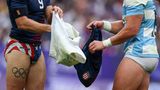 Muss man mögen: Nach dem Rugby-Spiel der USA gegen Argentinien tauschten Steve Tomasin und Rodrigo Isgro ihre durchgeschwitzten Shorts. Die Unterhosen behielt zum Glück jeder für sich