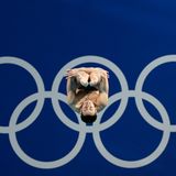 Ganze Arbeit von Fotograf Lee Jin-man. Beim Kunstsprung von Giovanni Tocci drückte er genau zum richtigen Zeitpunkt auf den Auslöser