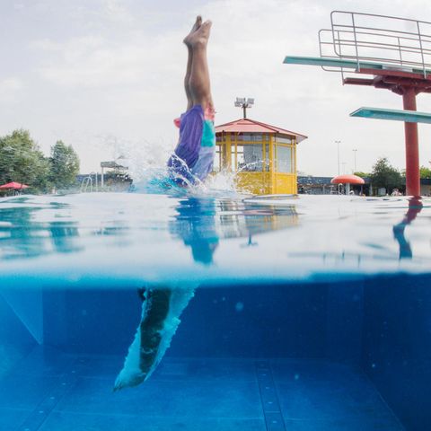 Water jumper in the outdoor pool: not only freedom over the board is limitless - also the imposing behavior