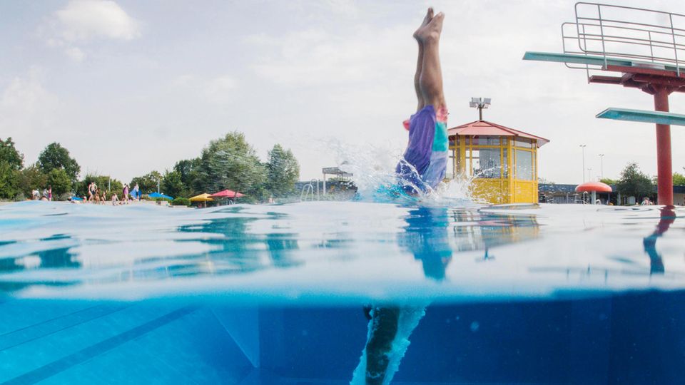 Wasserspringer im Freibad: Über dem Brett ist nicht nur die Freiheit grenzenlos – sondern auch das Angebergehabe