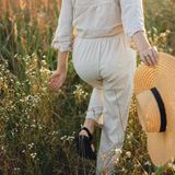 Frau trägt leichte Kleidung im Sommer