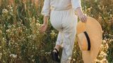 Frau trägt leichte Kleidung im Sommer