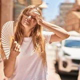 Richtig unangenehm wird es an heißen Tagen, wenn die Luft in der Stadt steht. Sich mit einem Fächer oder einem Stück Papier ein wenig Luft zuzufächeln, kann zumindest für einen kurzen Moment für Abkühlung sorgen!