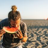 Wem es schwer fällt an heißen Tagen, genug zu trinken, sollte wasserhaltige Früchte snacken – zum Beipsiel Wassermelone oder Erdbeeren. Wer es lieber deftig mag, kann Tomaten oder Salatgurken als Zwischenmahlzeit für den Tag am See einpacken. 