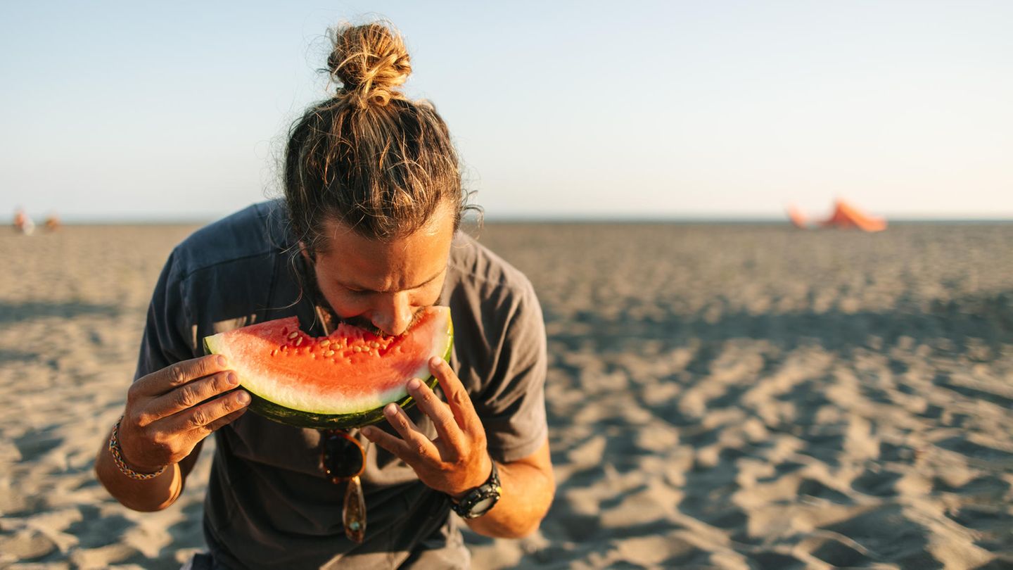 Wem es schwer fällt an heißen Tagen, genug zu trinken, sollte wasserhaltige Früchte snacken – zum Beipsiel Wassermelone oder Erdbeeren. Wer es lieber deftig mag, kann Tomaten oder Salatgurken als Zwischenmahlzeit für den Tag am See einpacken. 