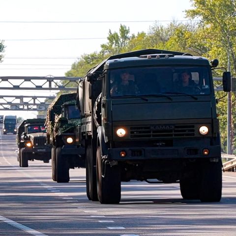 Eine Kolonne der russischen Streitkräfte fährt zur Unterstützung gegen die ukrainischen Truppen in die Region Kursk