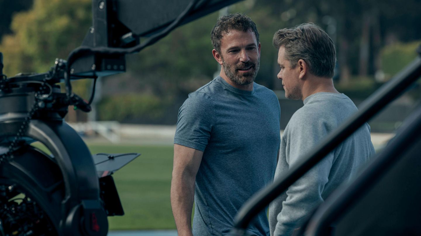 Ben Affleck (r.) und Matt Damon am Filmset beim Dreh von "Air" Ben Affleck (r.) und Matt Damon am Filmset beim Dreh von "Air"