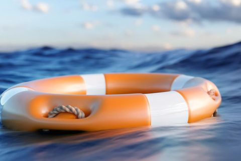 Ertrinken: Rettungsring im Wasser